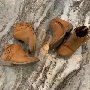 2 prs Toddler girl 7 Old Navy Fringe Booties brown faux suede Great condition